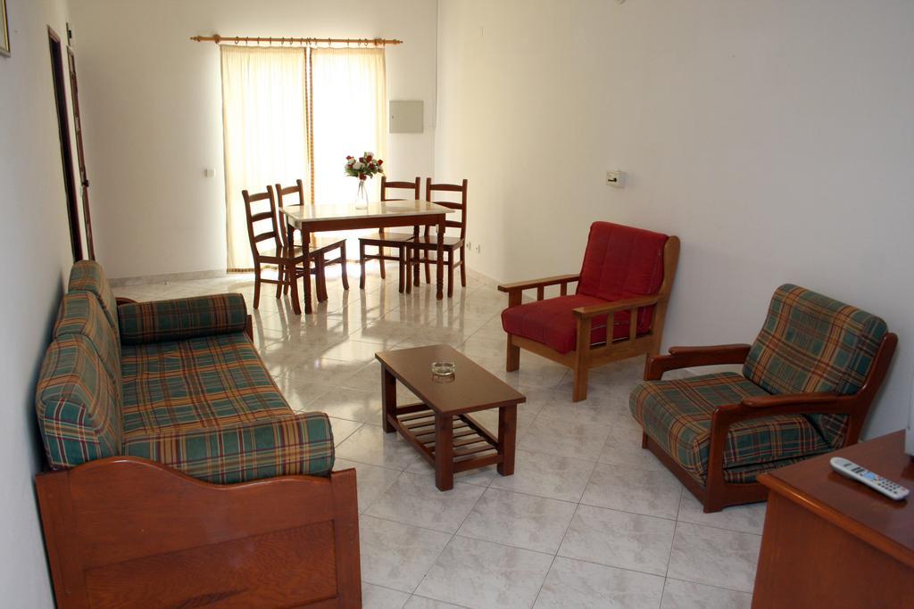Apartamentos King's Quarteira Habitación foto